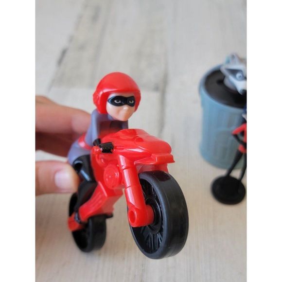 Pixar Incredibles 2 Elastigirl raccoon trash can invisagirl play set toy figure - Picture 7 of 9